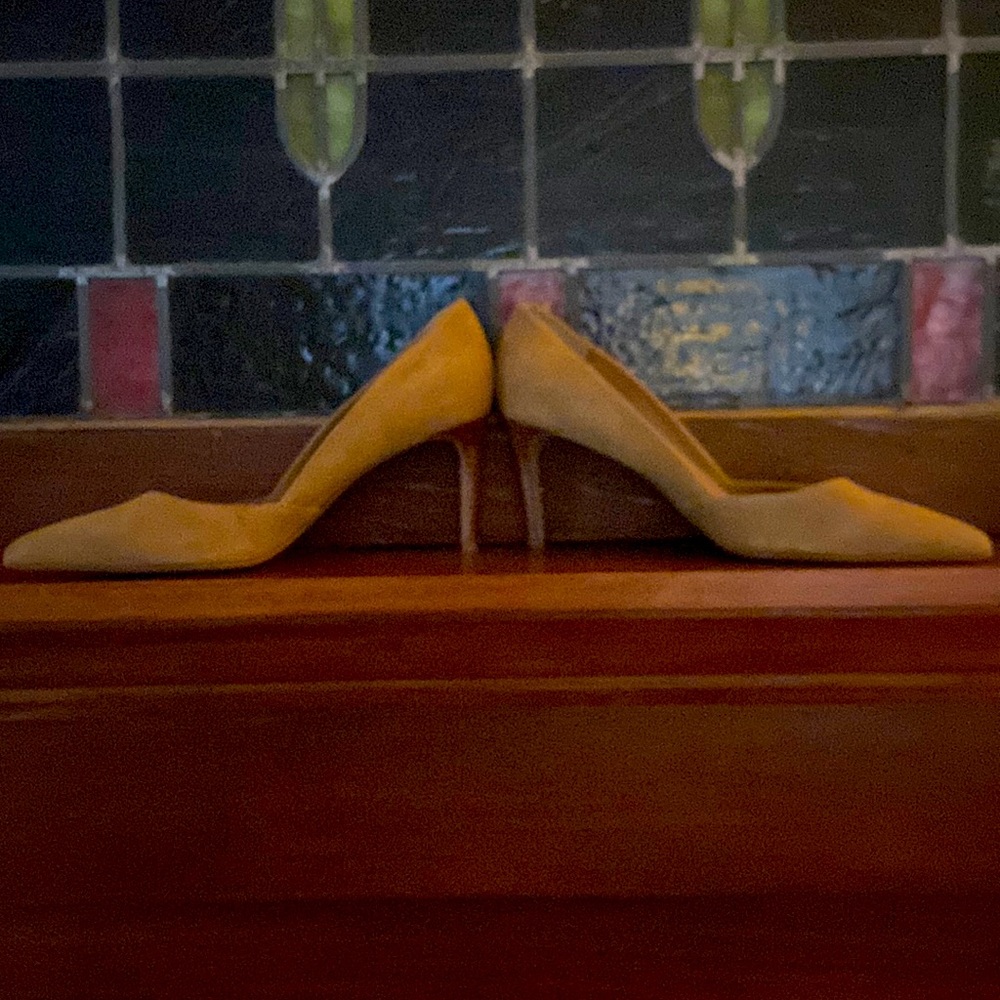 Tahari Classic Brown Suede Pumps